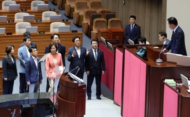 21일 국회 본회의장에서 열린 본회의에서 더불어민주당 의원들이 김진표 국회의장에게 의사진행 관련 항의를 하고 있다/ 연합뉴스