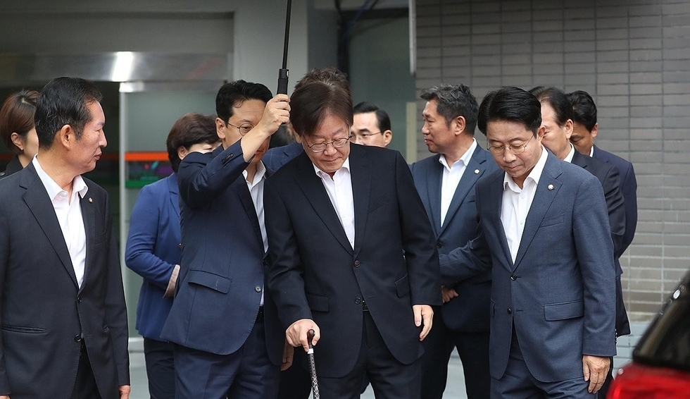 영장심사 위해 법원으로 출발하는 이재명 대표/연합뉴스