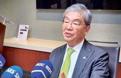 비 은행권 전문가로서 은행장이 된 케빈 김 행장이 경영부실의 책임을 이유로 대규모 직원해고 방안을 밝히고 있다. 