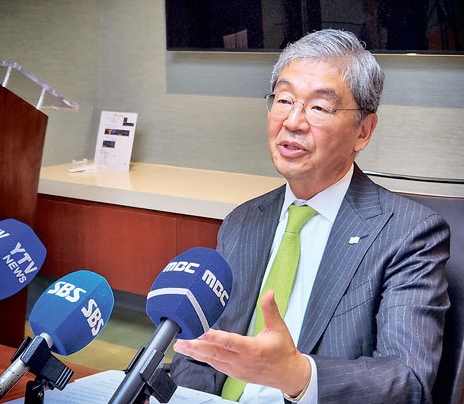 President Kevin Kim, a non-banking expert who became the bank president, is revealing plans for large-scale layoffs of employees due to poor management at the Korean media press.