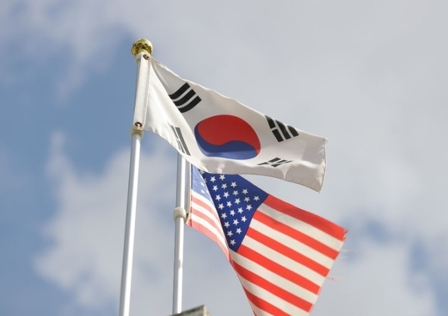 태극기와 성조기가 펄럭이고 있다/연합뉴스
