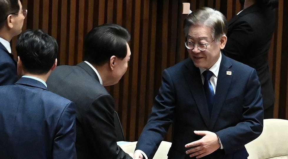 악수하는 윤석열 대통령과 이재명 대표/.연합뉴스