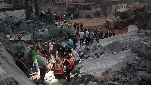 이스라엘군의 공습을 받은 가자지구 거주지역에서 구조작업 벌이는 팔레스타인인들/연합뉴스