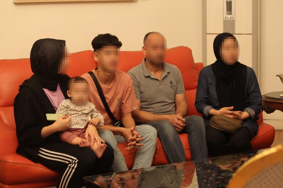 이스라엘-하마스 전쟁 발발 26일만에 극적으로 탈출에 성공한 가자지구내 유일 한국인 가족에 이집트 카이로에 도착해 인터뷰하고 있다. /연합뉴스