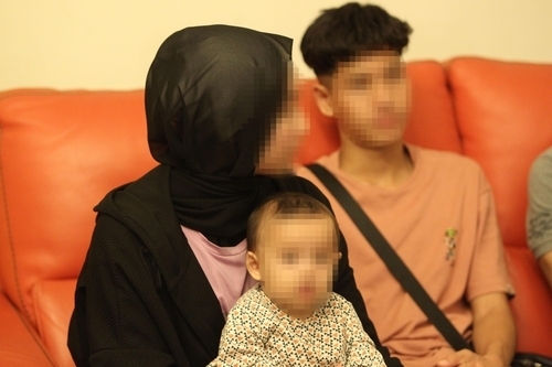 전쟁 26일만에 가자지구에서 벗어나 이집트 카이로에 도착한 한국인 부부의 세 아이/연합뉴스