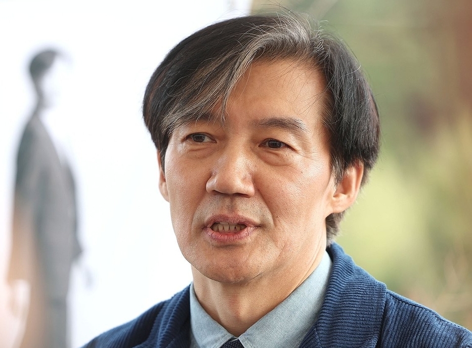 조국 전 법무부 장관이 9일 오후 경남 양산시 하북면 평산마을 평산책방에서 열린 '디케의 눈물, 조국 작가와의 만남'에서 취재진과 인터뷰하고 있다. /연합뉴스