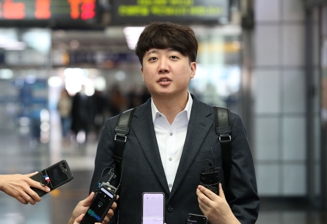 국민의힘 이준석 전 대표가 지난 9일 동대구역에서 취재진 질문에 답하고 있다./연합뉴스