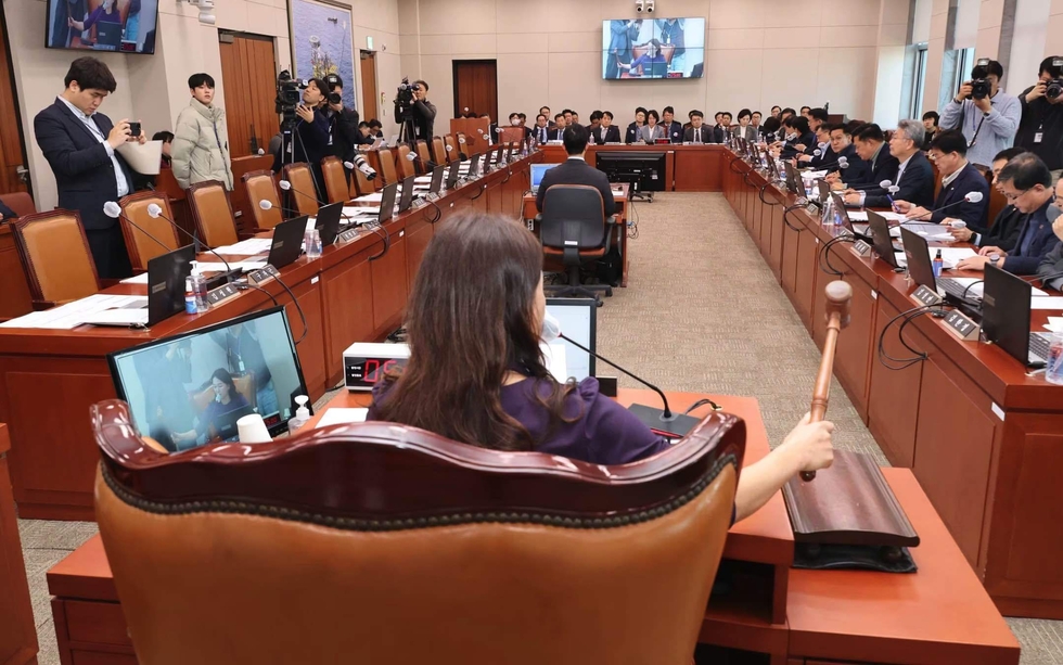 20일 국회 산업통상자원중소벤처기업위원회 전체회의가 여당 의원들이 불참한 채 더불어민주당 단독으로 열리고 있다. 더불어민주당은 원전 분야 예산 1900억원을 삭감한 내년도 산업통상자원부 예산안을 의결했다.. /연합뉴스