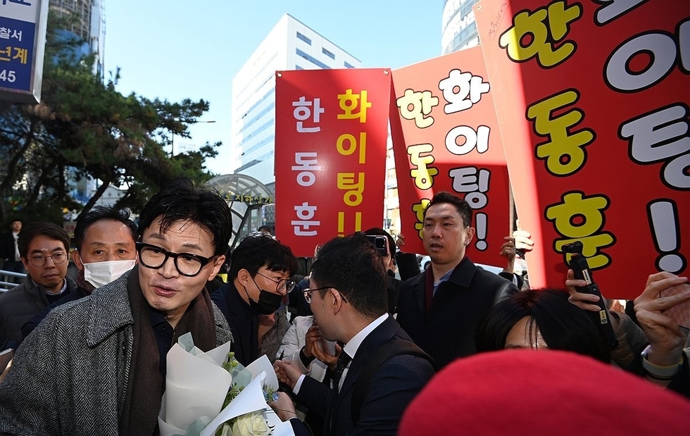 지지자에게 환영받는 한동훈 장관/연합뉴스