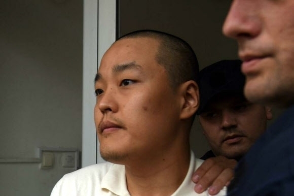 19일 몬테네그로 수도 포드고리차 지방법원 재판부로부터 위조 여권을 사용한 혐의로 징역 4개월형을 선고받은 권도형 테라폼랩스 대표./연합뉴스