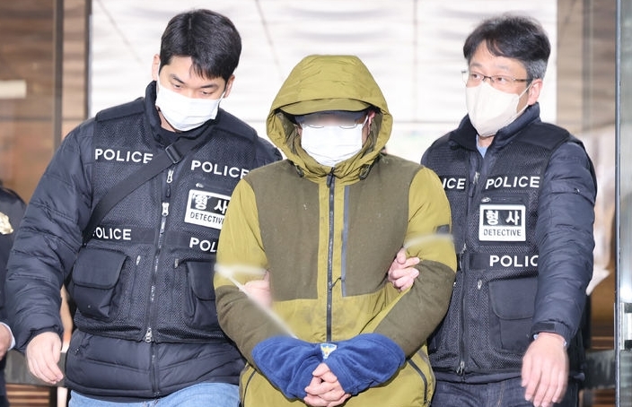 아내 살해 혐의를 받는 50대 미국 변호사 A씨가 6일 오후 서울 서초구 서울중앙지방법원에서 영장실질심사를 받기 위해 법원으로 들어가고 있다. .
