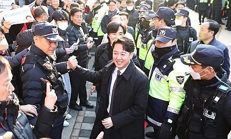 이준석 전 국민의힘 대표가 27일 오후 서울 노원구 한 식당에서 기자회견을 열고 국민의힘 탈당과 신당 창당을 선언한 뒤 기자회견장을 나서고 있다.