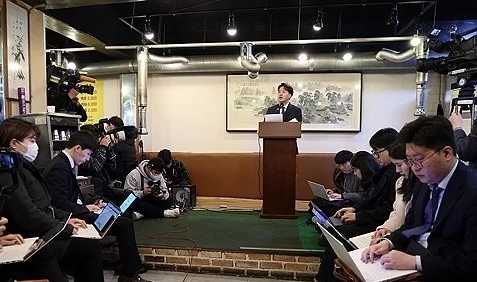 이준석 전 국민의힘 대표가 27일 오후 서울 노원구 한 식당에서 기자회견을 열고 국민의힘 탈당과 향후 정치 행보에 대해 밝히고 있다.