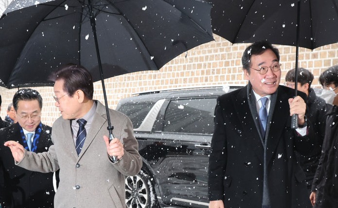 이재명 더불어민주당 대표(왼쪽)와 이낙연 전 국무총리가 30일 서울 종로구의 한 음식점에서 회동을 마치고 이동하고 있다. 뉴스1