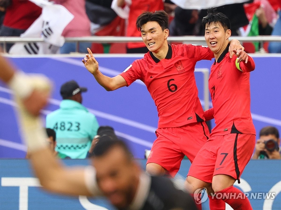 20일(현지시간) 카타르 도하 앗수마마 스타디움에서 열린 2023 아시아축구연맹(AFC) 카타르 아시안컵 조별리그 E조 2차전 요르단과 한국의 경기. 후반 추가시간 동점골이 터지자 황인범과 손흥민이 기뻐하고 있다.