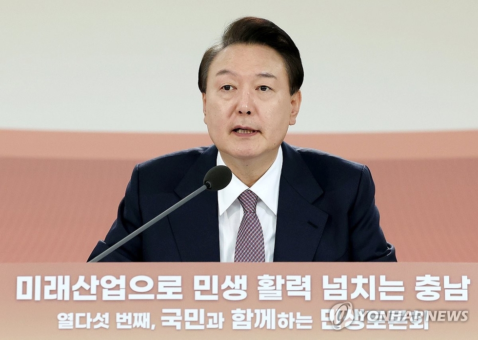 윤석열 대통령이 26일 충남 서산비행장에서 '미래산업으로 민생활력 넘치는 충남'을 주제로 열린 열다섯 번째 '국민과 함께하는 민생토론회'에서 발언하고 있다.