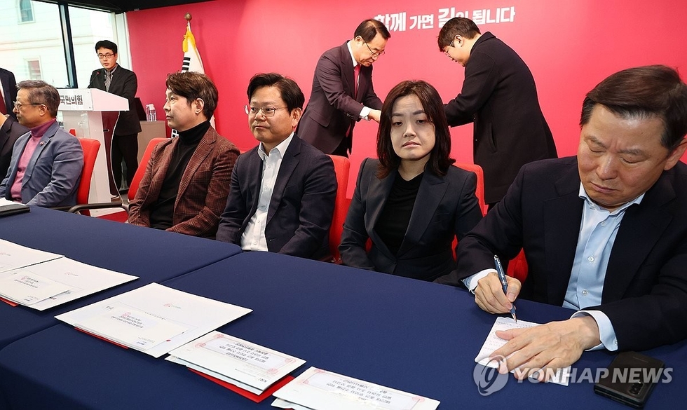 국민의힘 정영환 공천관리위원장이 25일 서울 여의도 당사에서 여론조사업체의 각 선거구 여론조사 결과를 전달받고 있다. 연합뉴스,