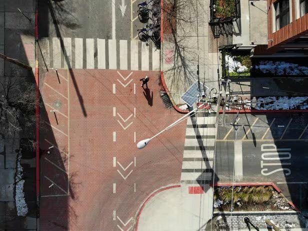 미국 뉴저지주(州) 호보켄(Hoboken)시의 한 교차로 모습. ‘비전 제로’(Vision Zero) 정책에 따라 거리에 주차된 차가 없다. /AP 연합뉴스