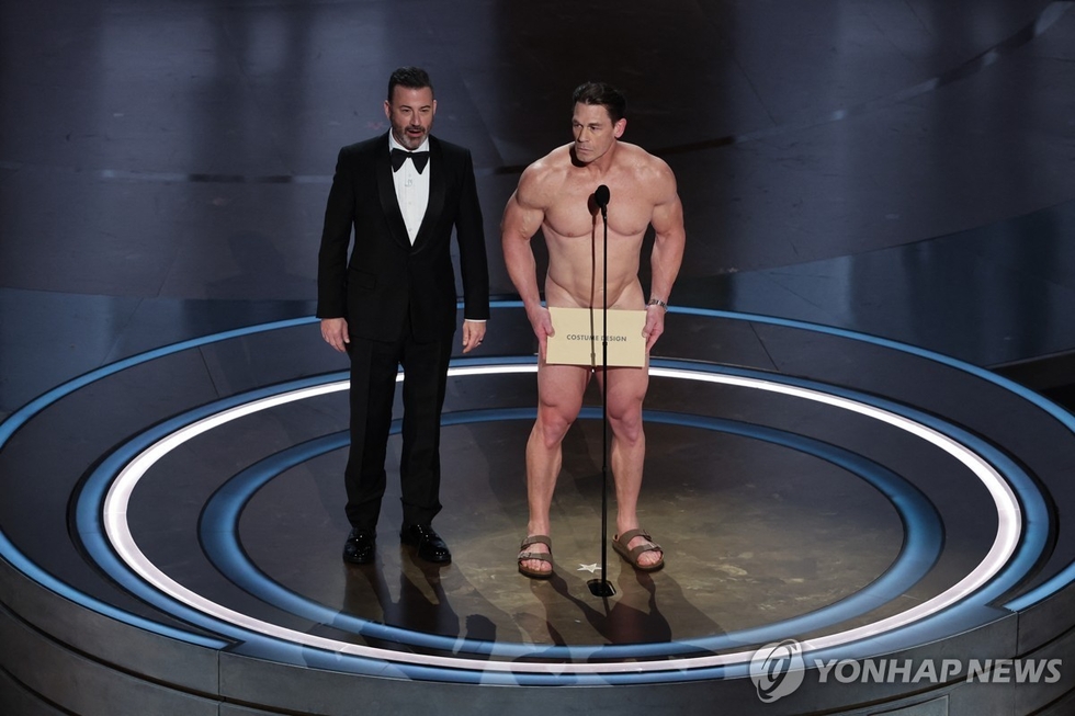 <strong>나체로 오스카 시상식 무대 오른 배우 존 시나</strong>