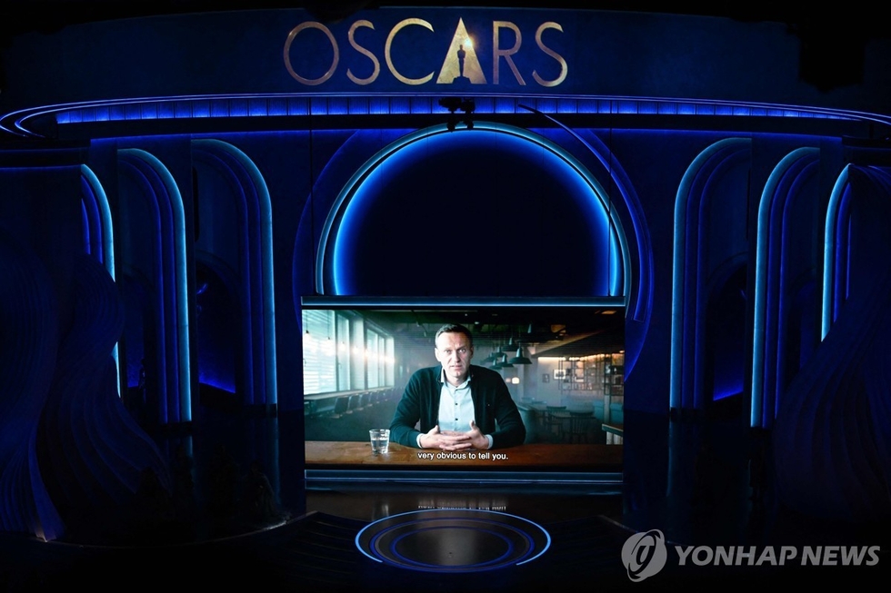 <strong>제96회 아카데미 시상식 '인 메모리엄' 추모 영상에 등장한 알렉세이 나발니. </strong> 10일 로스앤젤레스 할리우드 돌비극장에서 열린 제96회 아카데미 시상식에서 지난 달 사망한 러시아 야권 운동가 알렉세이 나발니의 영상이 상영되고 있다. 