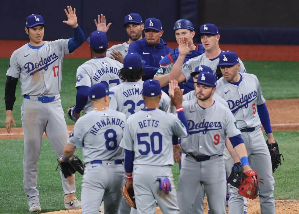 20일 서울 구로구 고척스카이돔에서 열린 2024 미국 메이저리그(MLB) 월드투어 서울시리즈 개막전 샌디에이고 파드리스와 로스엔젤레스(LA) 다저스의 경기에서 승리한 오타니를 비롯한 다저스 선수들이 자축하고 있다. /뉴스1