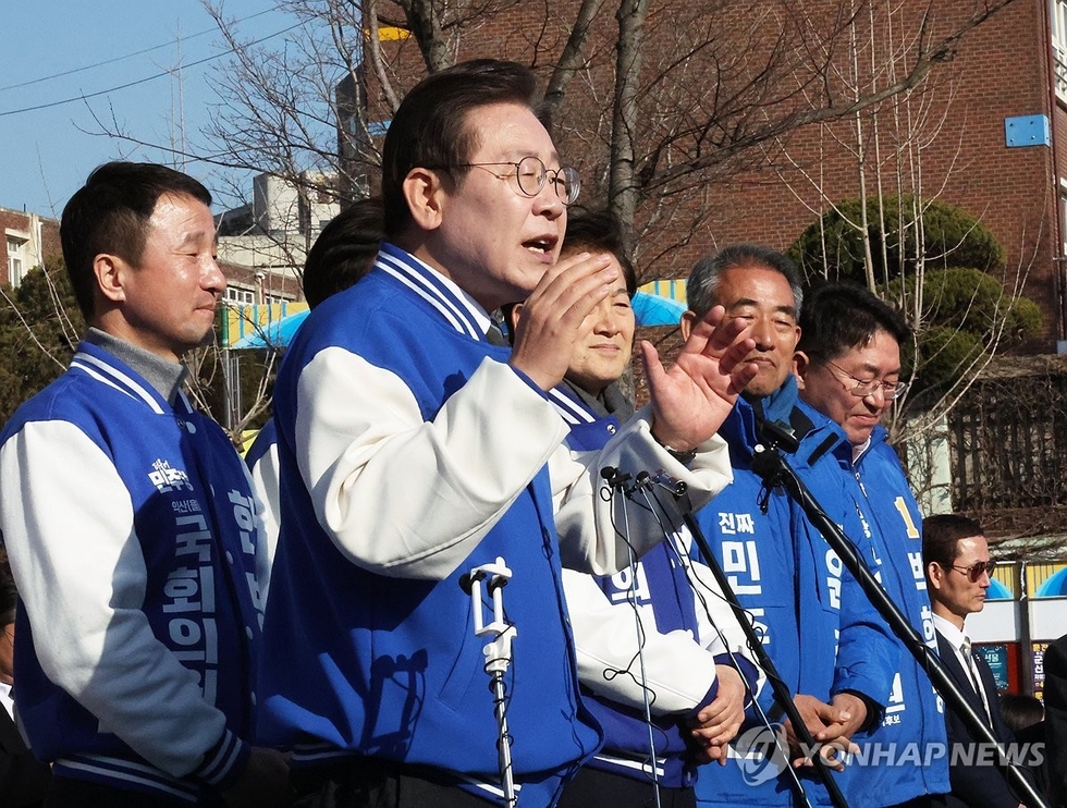 더불어민주당 이재명 대표가 21일 오후 전북 군산시 옛 도심에서 연설하고 있다.