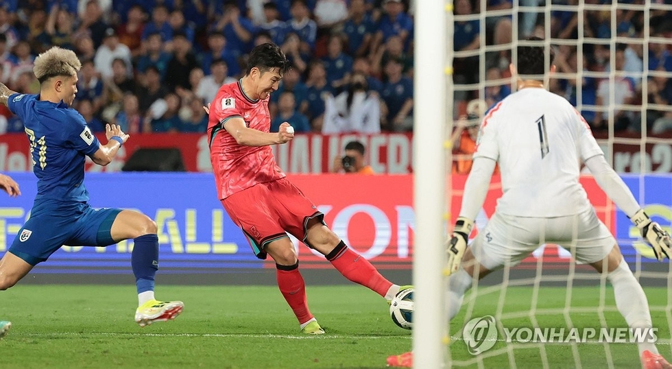 26일 태국 방콕 라자망갈라 스타디움에서 열린 2026 북중미 월드컵 아시아 지역 2차 예선 C조 4차전 한국과 태국의 경기. 손흥민이 이강인의 패스를 받아 두번째 골을 넣고 있다.