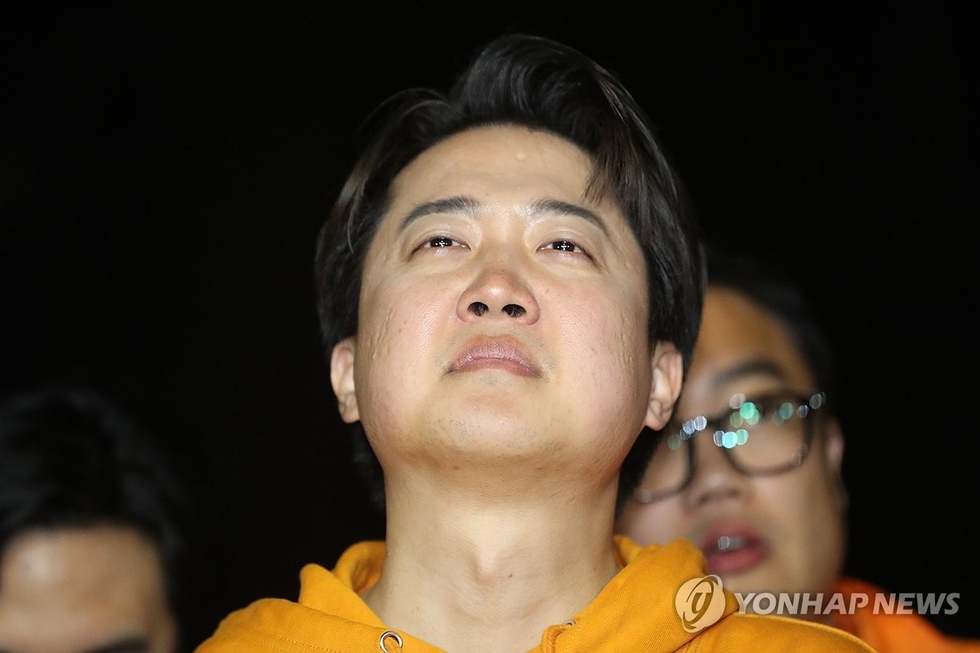 제22대 국회의원선거 화성을에 출마한 개혁신당 이준석 후보가 11일 오전 경기도 화성시 여울공원에서 당선이 유력시되자 기뻐하고 있다. /연합뉴스
