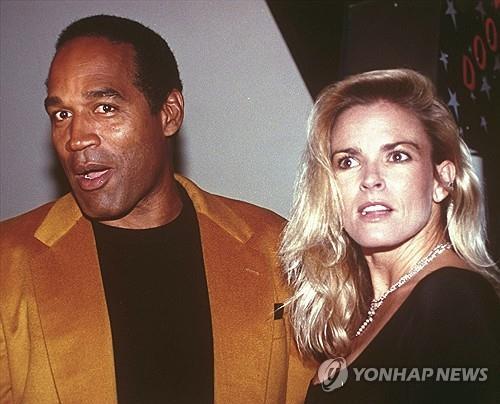 <strong>1993년 O.J. 심슨과 당시 그의 부인이었던 니콜 브라운 심슨. </strong>