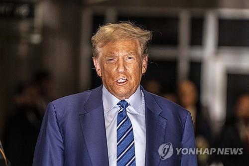 <strong>재판 전 취재진에게 발언하는 트럼프</strong>