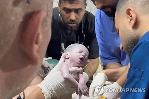 팔레스타인 가자지구 라파에서 공습으로 숨진 엄마의 배 속에 있던 한 아기가 응급 제왕절개 수술을 통해 극적으로 생명을 건졌다. 사진은 배 속에서 막 나온 아기 모습을 촬영한 로이터TV 영상 캡처