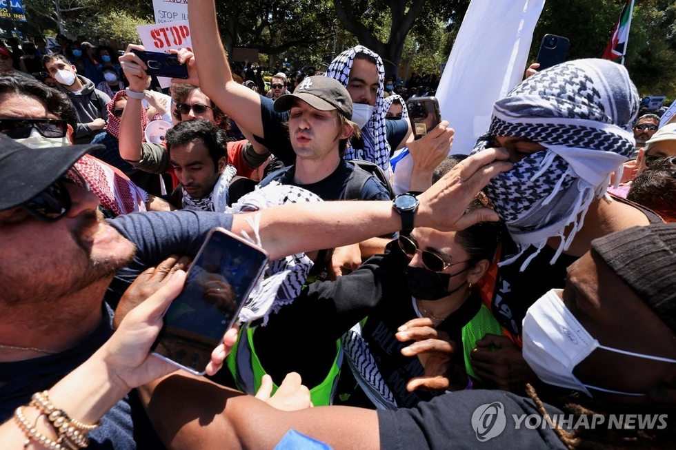 각각 팔레스타인과 이스라엘을 지지하는 시위대가 28일(현지시간) 미국 로스앤젤레스 캘리포니아대(UCLA) 캠퍼스에서 실랑이를 벌이고 있다. 아이비리그에서 시작된 대학가 친팔레스타인 시위가 미국 전역으로 확산하면서 이에 반대하는 목소리도 나타나고 있다
