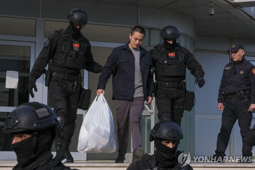 지난 3월 몬테네그로 경찰관과 함께 이동하는 권도형(가운데).