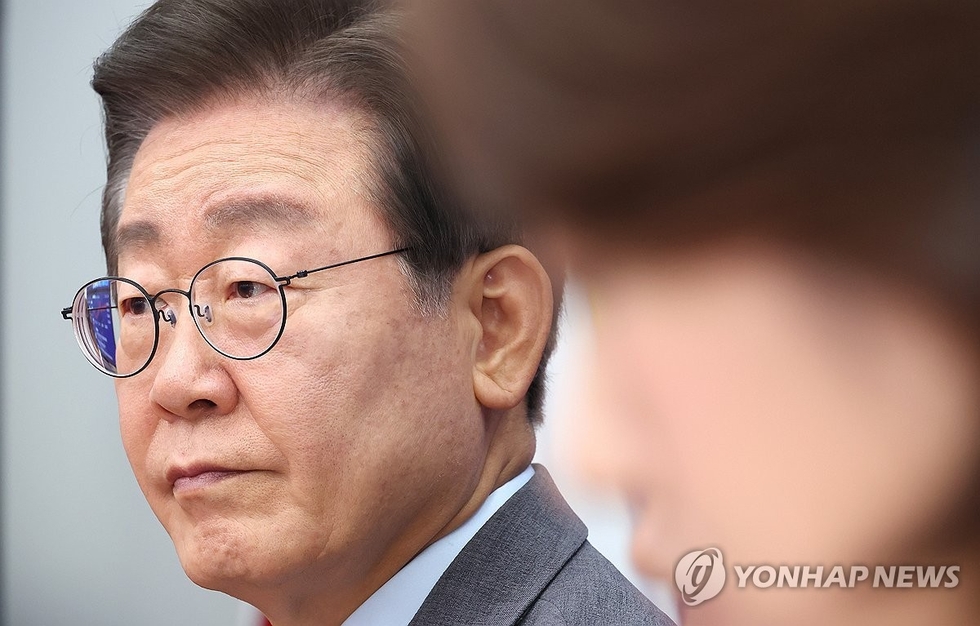 더불어민주당 이재명 대표가 24일 오전 국회에서 열린 최고위원회의에서 박찬대 원내대표의 발언을 듣고 있다./연합뉴스