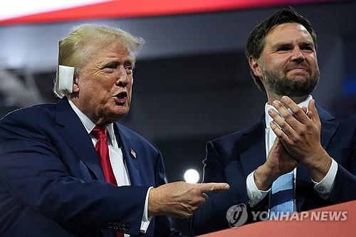 귀에 거즈 붙이고 공화 전대에 처음 참석한 트럼프 전 대통령(좌)/ 연합