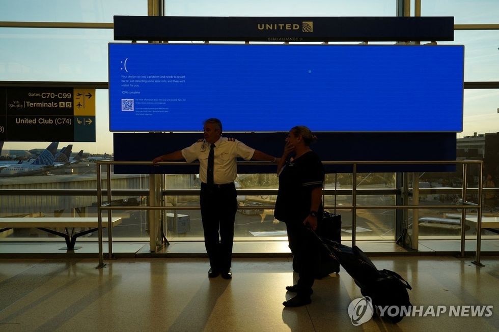 19일(현지시간) 미국 뉴저지의 뉴어크 국제공항 전광판이 블루스크린으로 변했다. / 연합