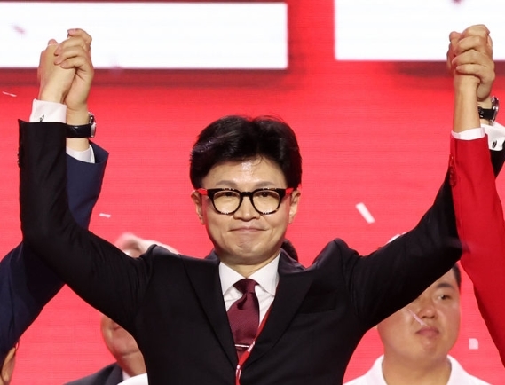 한동훈 국민의힘 신임 당대표가 23일 경기 고양 킨텍스에서 열린 제4차 국민의힘 전당대회에서 당원들에게 인사하고 있다. 2024.07.23.