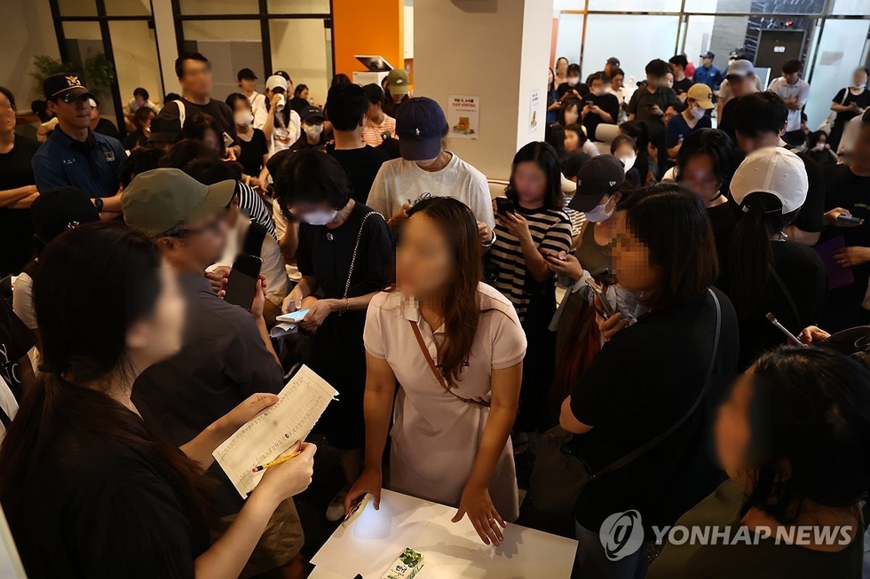  티몬·위메프 판매대금 정산 지연 사태가 이어진 26일 피해자들이 서울 강남구 티몬 신사옥에서 환불을 받기 위해 대기하고 있다./ 연합