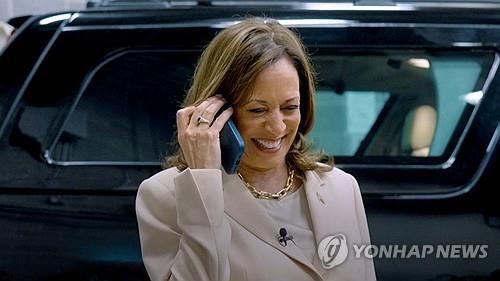 <strong>오바마 전 대통령의 지지 전화 받는 해리스 부통령. 연합</strong>
