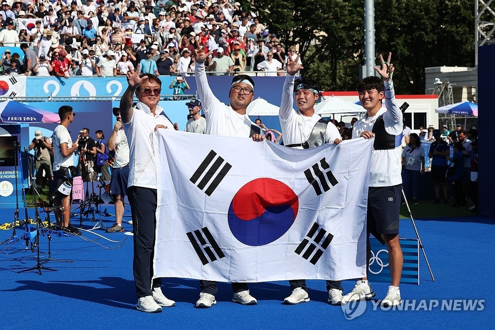 (29일(현지시간) 프랑스 파리 레쟁발리드 양궁 경기장에서 열린 2024 파리올림픽 양궁 남자 단체 결승전 한국과 프랑스의 경기. 금메달을 차지한 한국 대표팀 선수들이 태극기를 들고 세리머니를 하고 있다. 