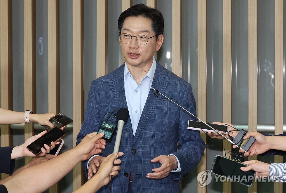 김경수 전 경남도지사가 14일 인천공항에서 출국 전 기자들의 질문에 답하고 있다. 영국에서 유학 중인 김 전 지사는 노무현 전 대통령 추도식 참석을 위해 잠시 귀국했다. /연합