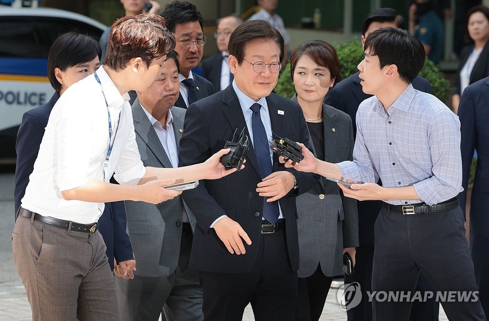 더불어민주당 이재명 대표가 30일 오후 서울 서초구 서울중앙지법에서 열린 위증교사 혐의 관련 1심 결심공판에 출석하기 위해 법정으로 향하고 있다.
