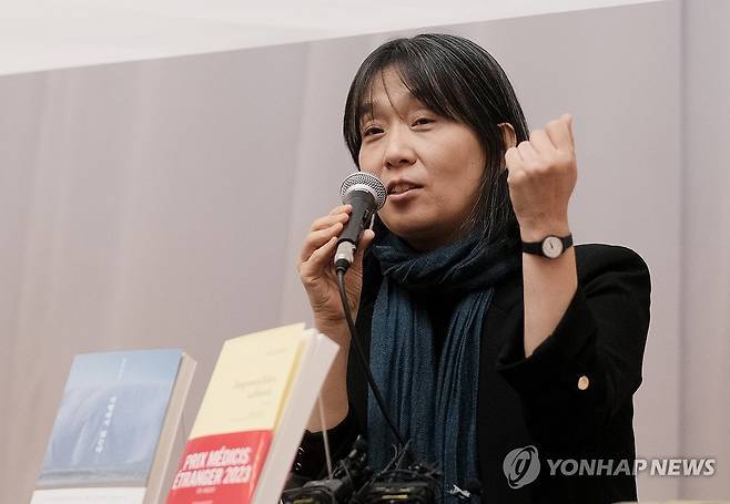 한강 작가의 기자간담회 모습.
