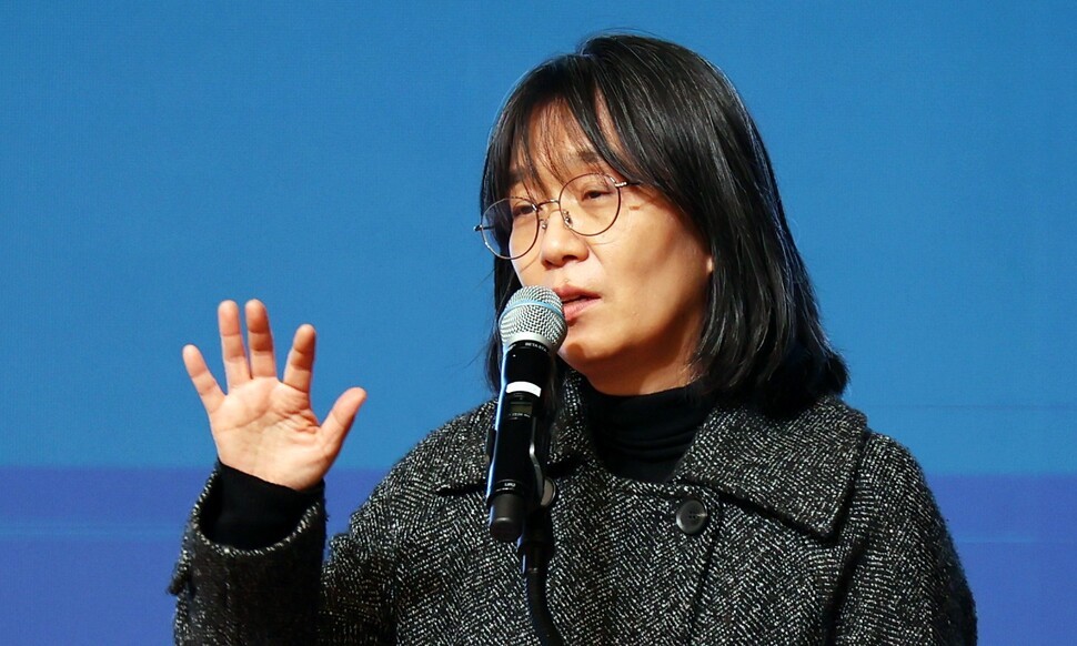2024년 노벨 문학상의 영예는 우리나라 소설가 한강에게 돌아갔다. 사진은 지난 2023년 광주 김대중컨벤션센터에서 열린 ''제9회 세계 한글 작가대회''에서 강연 중인 작가. 연합 자료사진