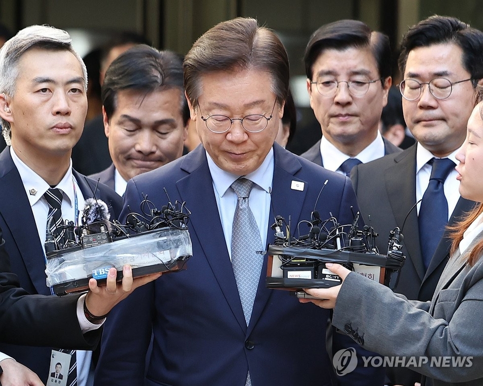 더불어민주당 이재명 대표의 공직선거법 위반 혐의 1심 선고 공판이 열린 15일 오전 서울 서초구 서울중앙지방법원 인근에서 이재명 대표 지지집회가 열리고 있다.