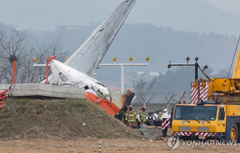 30일 전남 무안군 무안국제공항에서 발생한 제주항공 여객기 충돌 폭발 사고 현장에서 관계자들이 수색작업을 펼치고 있다. /연합