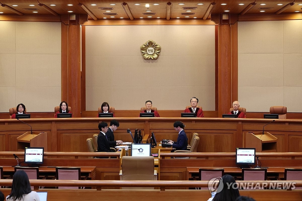 헌법재판소 재판관 6인.