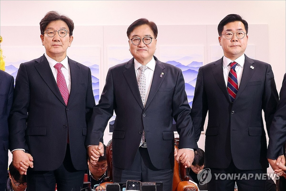 우원식 국회의장이 17일 오후 서울 여의도 국회에서 국민의힘 권성동 대표 권한대행 겸 원내대표(왼쪽), 더불어민주당 박찬대 원내대표(오른쪽)와 대화하기에 앞서 기념촬영 하고 있다./ 연합