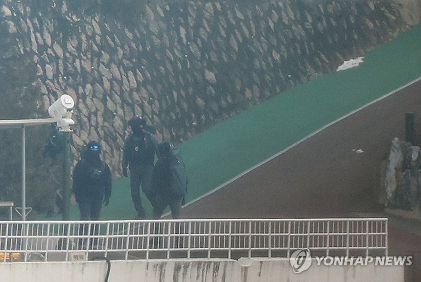 고위공직자범죄수사처(공수처)가 윤석열 대통령에 대한 체포영장을 재발부받은 지 일주일을 맞은 13일 오전 서울 용산구 한남동 대통령 관저에서 경호처 대테러과 소속으로 추정되는 직원들이 순찰하고 있다. 연합