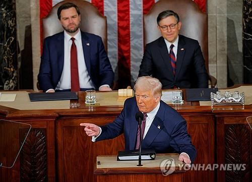 <strong>미 의회 상하원 합동회의에서 연설하는 트럼프 /연합</strong>
